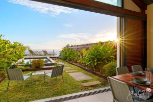a dining room with a view of the ocean at VILLA ESCALE TROPICALE - classée 5 in Petite Île
