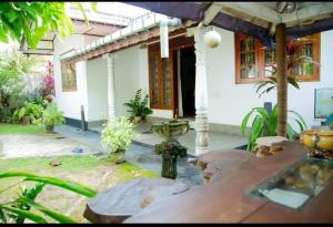 a house with a fountain in the middle of a yard at Green Shadow Inn in Galle