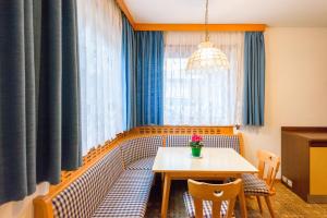a dining room with a table and a window at Residence Lenzenau in Tirolo