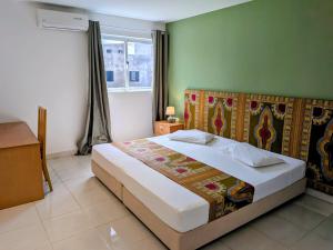 a bedroom with a bed and a window at Hotel Strela Tarrafal in Tarrafal +13 photos