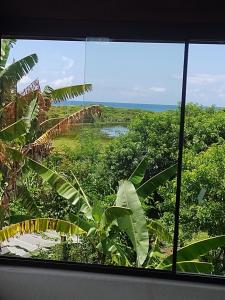 Blick auf den Ozean aus einem Fenster in der Unterkunft Refúgio Madá in Florianópolis