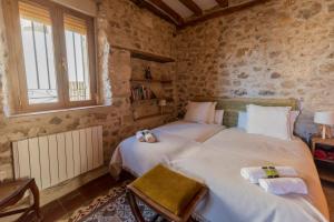 a bedroom with two beds and a window at Casa de las Eras in Valdesimonte