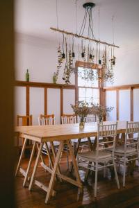 a dining room table with chairs and a chandelier at La Posada Coliving in Viña del Mar