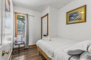 a bedroom with a bed and a window at Mountain Trail-Smart TV-Self Check-In-Full Kitchen-Balcony-BBQ in Blue Mountains