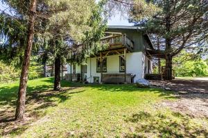 a house with trees in front of it at Mountain Trail-Smart TV-Self Check-In-Full Kitchen-Balcony-BBQ in Blue Mountains