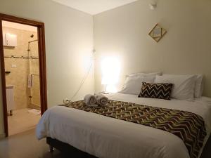 a bedroom with a large bed and a shower at Casa Campestre Arama in Paipa