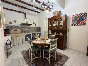 a dining room with a table and chairs at Camidù Boutique House in Palermo