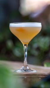 a drink in a martini glass sitting on a table at Mahawi Resort in Calarcá