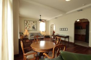a living room with a table and chairs and a couch at Las Clementinas in Panama City