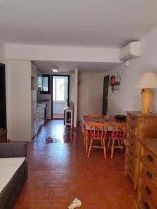 a living room with a table and a kitchen at porta del golf in Pals