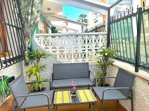 a balcony with two chairs and a table on a balcony at Casita de Lucia in Santa Pola
