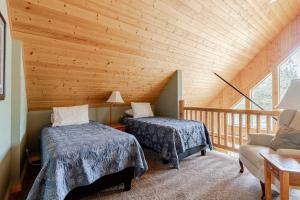 two beds in a room with a wooden ceiling at 19th Hole Chalet at Eagle Crest in Redmond +41 photos