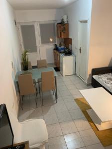 a kitchen and living room with a table and chairs at Apartments Gumla 1 in Stara Novalja