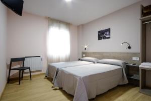 Łóżko lub łóżka w pokoju w obiekcie Albergue Pensión Cima do Lugar