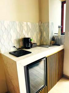 a kitchen with a counter top with a microwave at Canteira Boutique Aparthotel in Guanajuato
