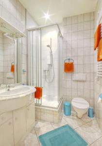 een badkamer met een bad, een toilet en een douche bij Haus Sonnenruh in Oberhof