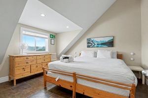 a bedroom with a large bed and a window at Executive-BBQ-Full-Kitchen-Washer-Dryer-Sauna-Backyard-Parking-Air-Conditioning in Blue Mountains