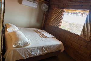 a small bed in a room with a window at Estados Unidos Experience in Ríohacha