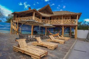 a pavilion with chairs and umbrellas on a beach at Estados Unidos Experience in Ríohacha +21 photos