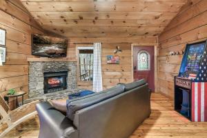 a living room with a couch and a fireplace at Dog friendly, Hot Tub & Near Tuckaleechee Caverns in Townsend