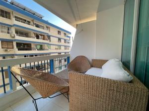a balcony with wicker chairs and a table on a building at Apartamento karey 506 in Santa Marta