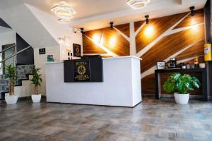 a restaurant with a counter in a room with plants at Hotel AirPort Pereira in Pereira