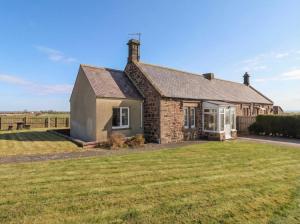 an old stone house with a large yard at The Retreat in Alnwick