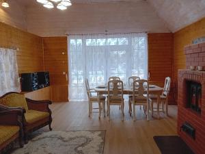 a dining room with a table and chairs at Otsa puhkemaja in Raudsepa +41 photos