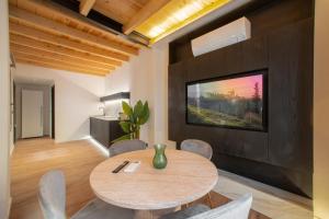 a dining room with a table and chairs at Patio Nazarí Suites in Granada