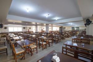 Um restaurante ou outro lugar para comer em Hotel Guarumar