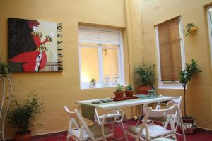 a room with a table and chairs and a painting on the wall at Casa Jazmín in Villena