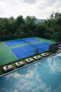 an overhead view of a tennis court with chairs on it at Orgánico Hotel Boutique VALLE DE BRAVO in Valle de Bravo