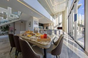 a dining room with a table and chairs at Villa Royale Marrakech in Marrakesh