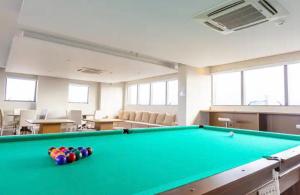 a billiard room with a pool table in a classroom at Apartamento Premium - Melhor vista de Curitiba in Curitiba