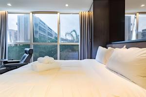 a bedroom with a large bed with a large window at Flat moderno Jade hotel in Brasília +34 photos