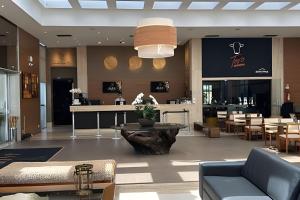 a lobby with a restaurant with tables and chairs at Flat moderno Jade hotel in Brasília