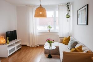 a living room with a couch and a window at Wohnen bei frau tinz - Apartment - Bahnhof- und Zentrumsnähe in Neunkirchen