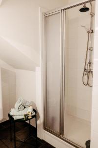 a bathroom with a shower and a table with towels at Wohnen bei frau tinz - Apartment - Bahnhof- und Zentrumsnähe in Neunkirchen