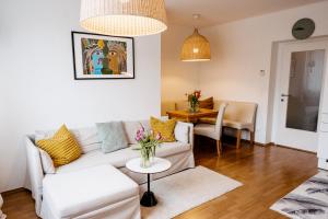 a living room with a couch and a table at Wohnen bei frau tinz - Apartment - Bahnhof- und Zentrumsnähe in Neunkirchen