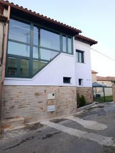 ein Haus mit großen Fenstern an der Seite in der Unterkunft Trisquel 2 in Laroá