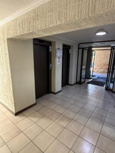 an empty hallway with doors and a tile floor at Hermoso Depto Almarza in Rancagua