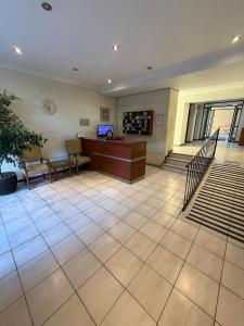 a lobby with a desk and stairs in a building at Hermoso Depto Almarza in Rancagua