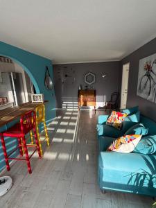 a living room with a blue couch and a table at Hermoso Depto Almarza in Rancagua