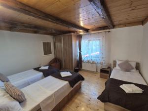 a room with two beds and a window in it at Casa Verde in Cerişor