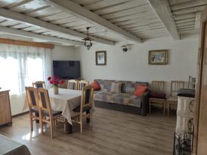 a living room with a table and a couch at Casa Verde in Cerişor