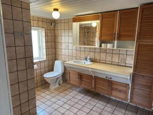 ein Badezimmer mit Toilette und Waschbecken in der Unterkunft Dejrupvej in Ovtrup