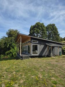a modular home with a large yard at Casa Río de Mozzi in Castro