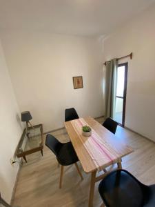 a dining room with a wooden table and chairs at Casa Uruguay in Piriápolis +1 photo
