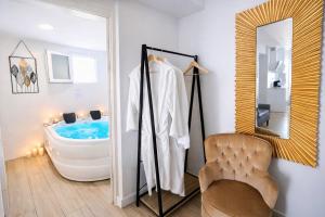 a bathroom with a bath tub and a mirror at Apartamentos De la Haya & Suite con Jacuzzi, junto al Teatro Romano in Mérida +15 photos