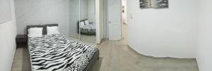 a zebra print bed in a room with a mirror at Apartamento-2B-Zona-Colonial in Santo Domingo